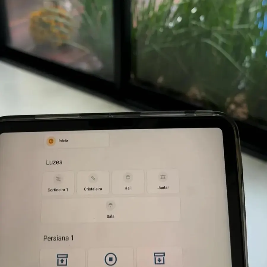 Tablet com o app ATIVE CONTROL numa residência