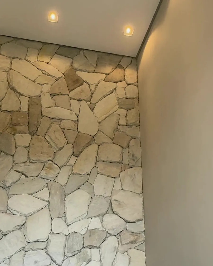 Escada em pedra com iluminação embutida automatizada