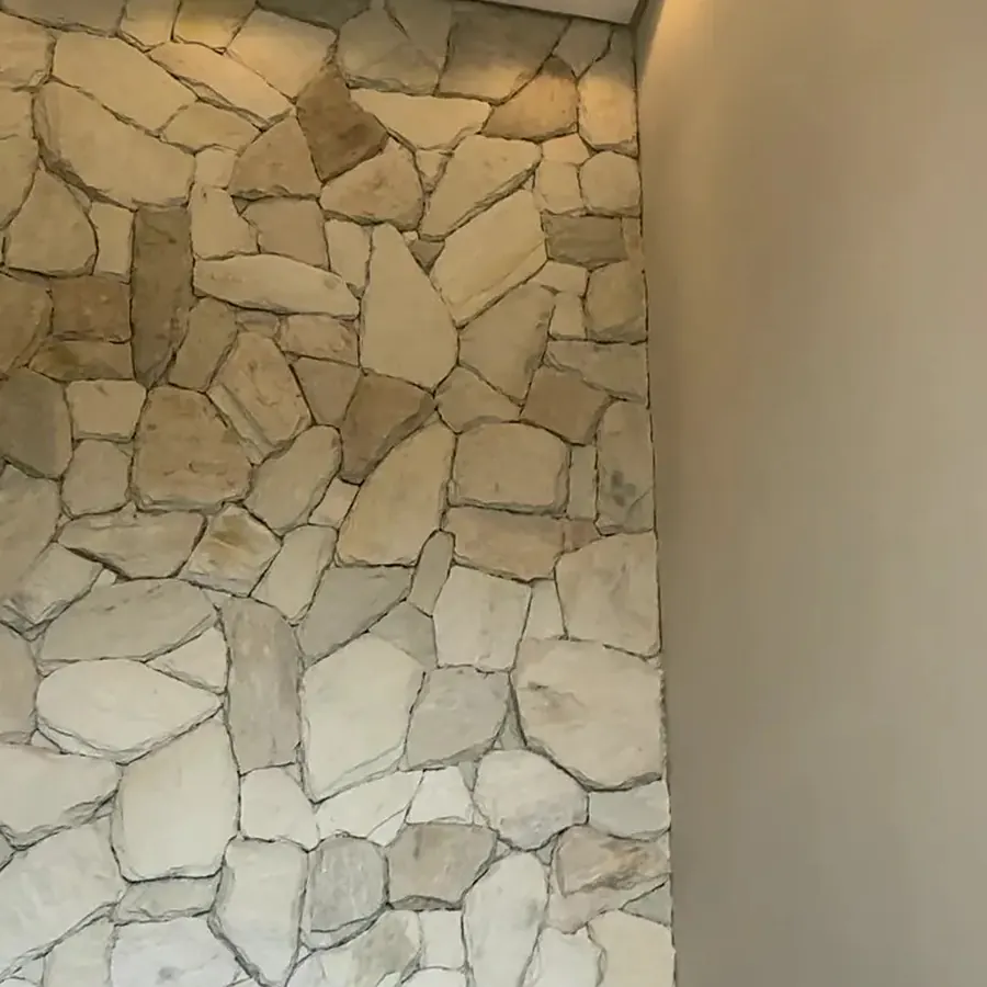 Escada em pedra com iluminação integrada, projeto entregue pela ATIVE CONTROL